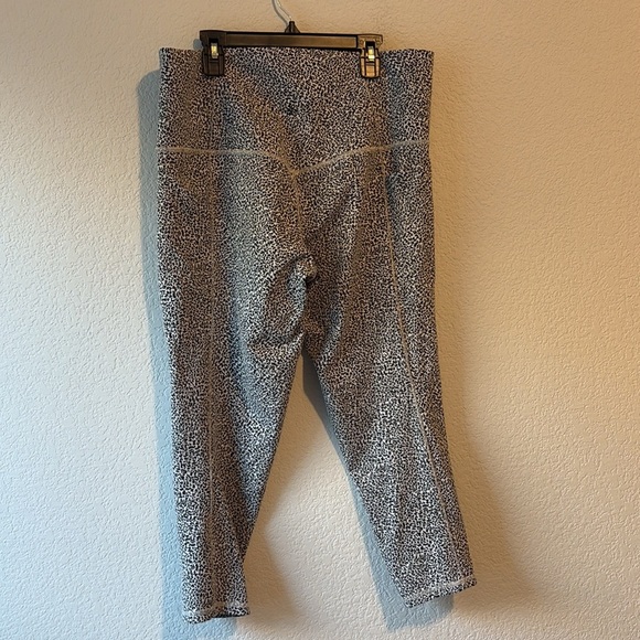 Athleta Salutation stash ii textured leggings 1X leopard - Picture 3 of 7